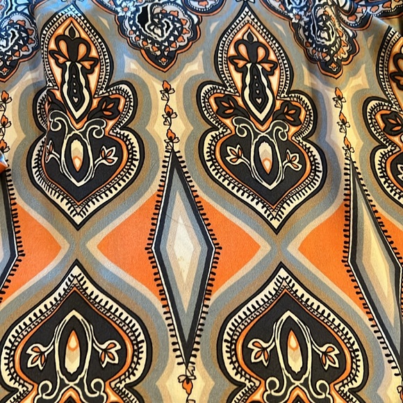 Craig Taylor 💯silk blouse. Gorgeous print in silver, blue, white. Keyhole neck - Picture 9 of 13